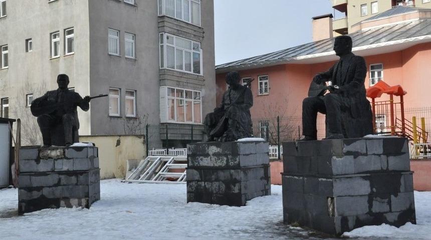 Kars&rsquo;taki Aşıklar Heykelleri Kaderine Terk Edildi