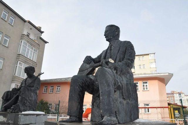 Kars’taki Aşıklar Heykelleri Kaderine Terk Edildi