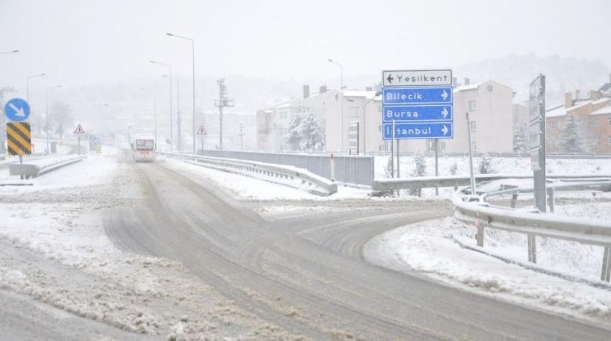 Boz&uuml;y&uuml;k&rsquo;te Kar Yağışı Etkili Oldu
