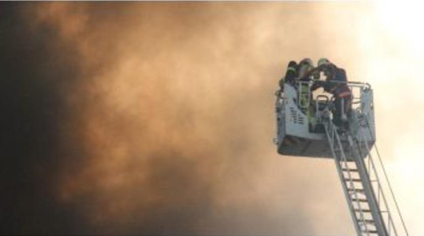 Zeytinburnu&rsquo;nda İplik At&ouml;lyelerinin Bulunduğu İş Merkezinde Yangın