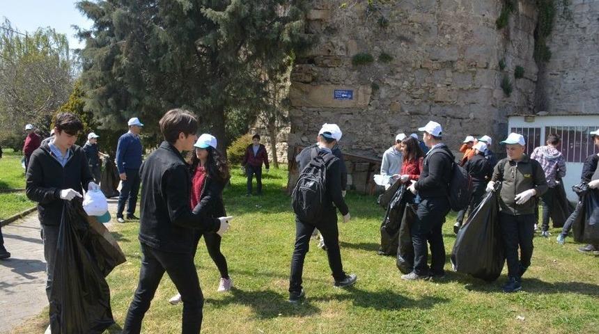 &Ouml;ğrenciler &Ccedil;evre Temizliği Yaptı