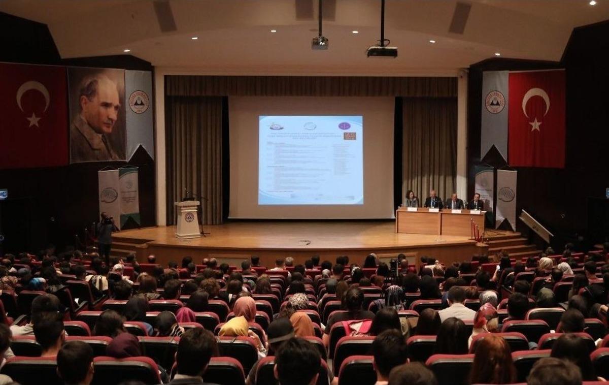 T&uuml;rk Medeni Hukukunda Evlilik Birliğinde Mal Rejimleri, Er&uuml;&rsquo;de D&uuml;zenlenen Sempozyumda Ele Alındı