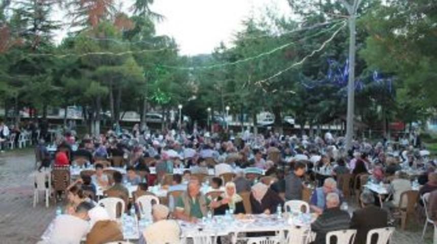 Ak&ccedil;aalanlılar Geleneksel İftar Yemeğinde Buluştu