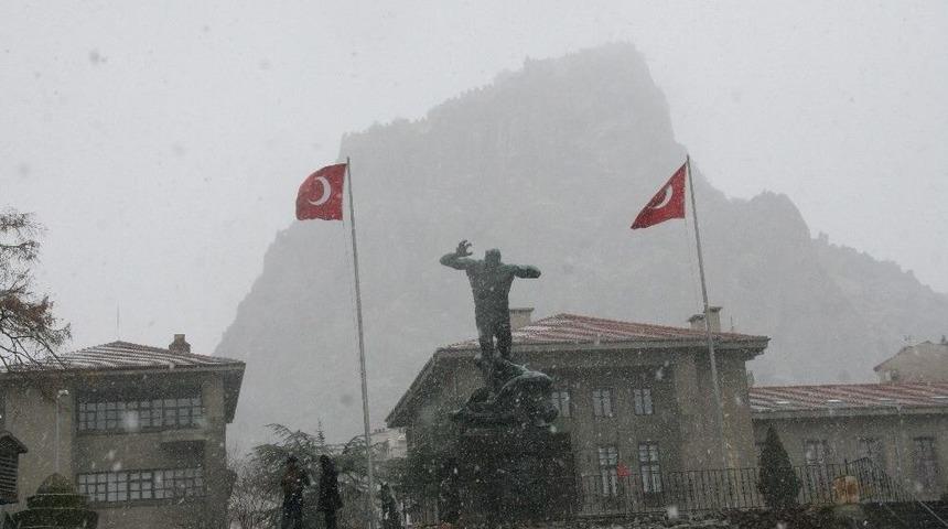 Afyonkarahisar&rsquo;da Kar Yağışı Hayatı Olumsuz Etkiledi