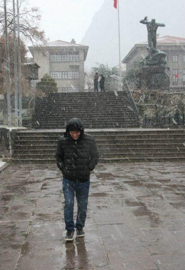 Afyonkarahisar’da Kar Yağışı Hayatı Olumsuz Etkiledi