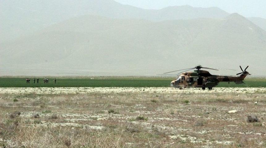 Tatbikat Sırasında Havada Patlayan M&uuml;himmatın Par&ccedil;aları Ekili Alana D&uuml;şt&uuml;