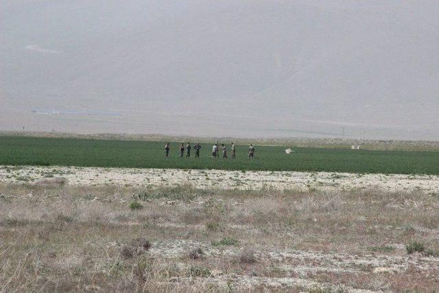 Tatbikat Sırasında Havada Patlayan M&uuml;himmatın Par&ccedil;aları Ekili Alana D&uuml;şt&uuml; 1