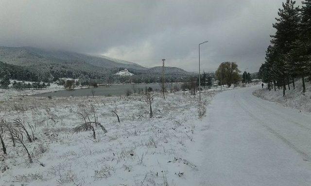 Simav’da Yüksek Kesimlere Yılın İlk Karı Yağdı