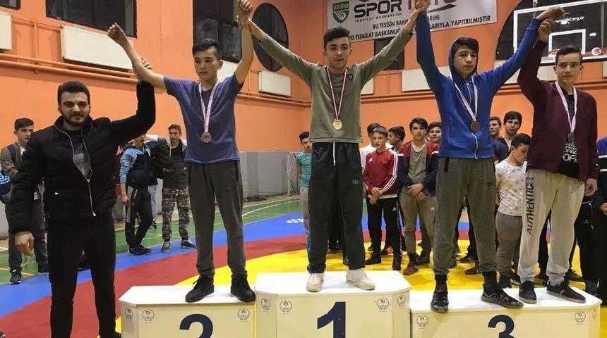 Simavlı G&uuml;reş&ccedil;ilerin Madalya Sevinci