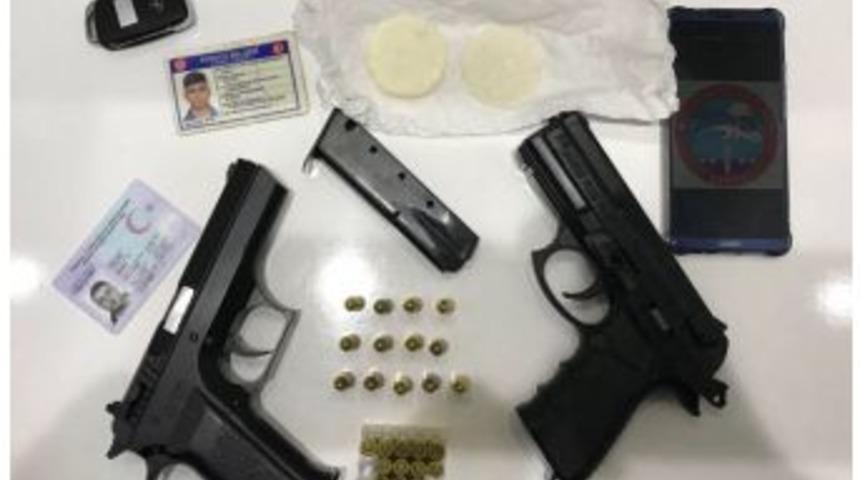 Otomobilin Zulasından Kokain Ve 2 Tabanca &Ccedil;ıktı