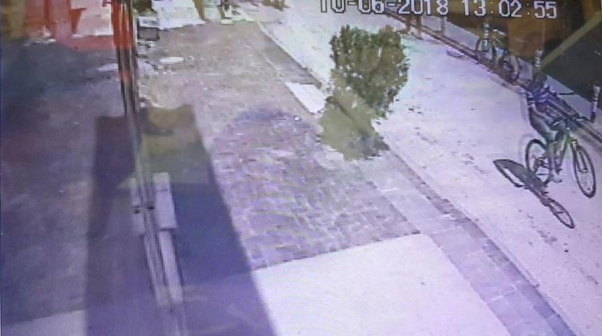 11 Yaşındaki &Ccedil;ocuğun Bisikletini Şov Yaparak &Ccedil;aldılar