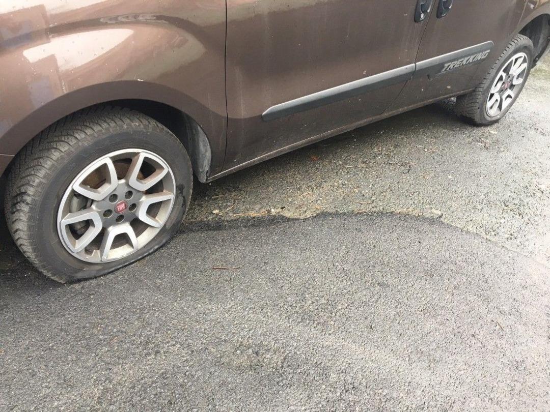 Sarıyer&rsquo;de Sokakta Bulunan 20 Aracın Lastiği Patlamış Halde Bulundu