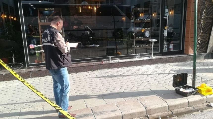 Yapılan Sa&ccedil;ı Beğenmeyen Kadının Yakınları Kuaf&ouml;r&uuml; T&uuml;fekle Bastı