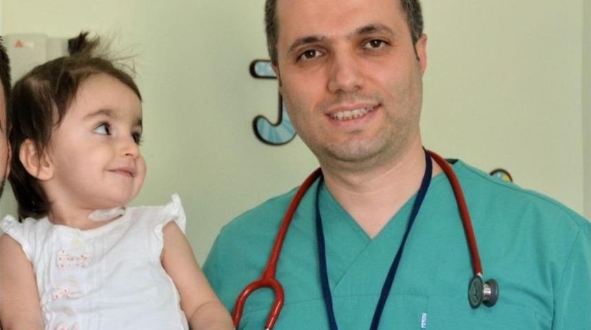 &Uuml;zerine Televizyon D&uuml;şen 2 Yaşındaki Kızın Soluk Borusu Daraldı