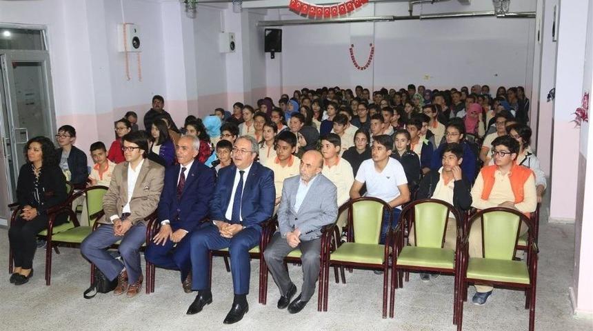 &Uuml;nver Kariyer G&uuml;nlerinde Ortaokul &Ouml;ğrencileriyle Sohbet Etti
