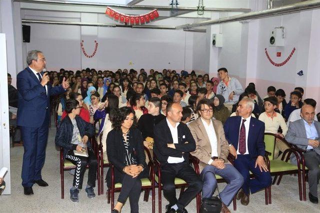 &Uuml;nver Kariyer G&uuml;nlerinde Ortaokul &Ouml;ğrencileriyle Sohbet Etti 1
