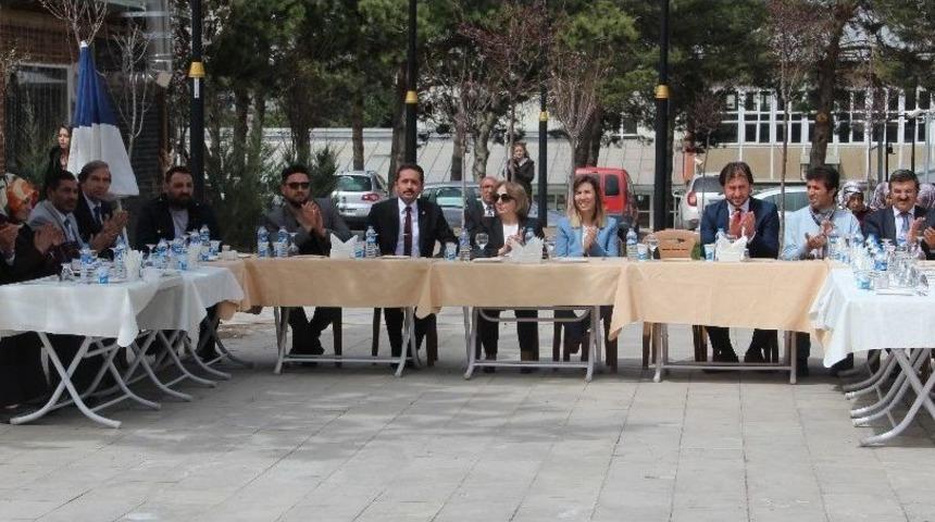 &Uuml;niversite &Ouml;ğrencilerine Etli Pilav Ve Demir Tatlısı İkram Edildi