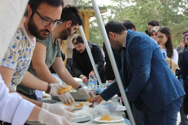 &Uuml;niversite &Ouml;ğrencilerine Etli Pilav Ve Demir Tatlısı İkram Edildi 2