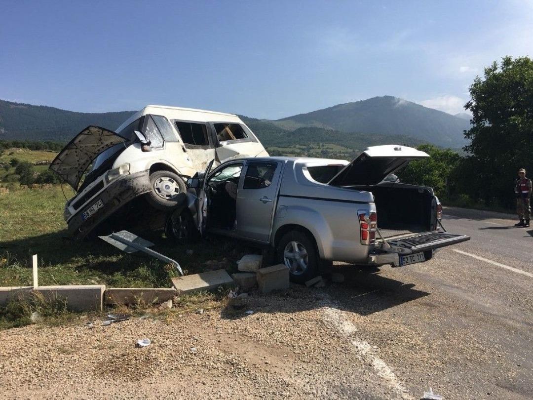 Sivas&rsquo;ta K&ouml;y Minib&uuml;s&uuml; İle Pikap &Ccedil;arpıştı: 1 &Ouml;l&uuml;, 8 Yaralı