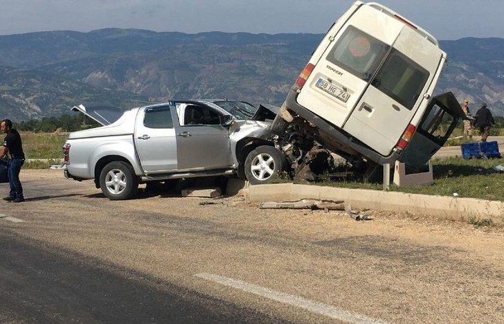 Sivas’ta Köy Minibüsü İle Pikap Çarpıştı: 1 Ölü, 8 Yaralı G2