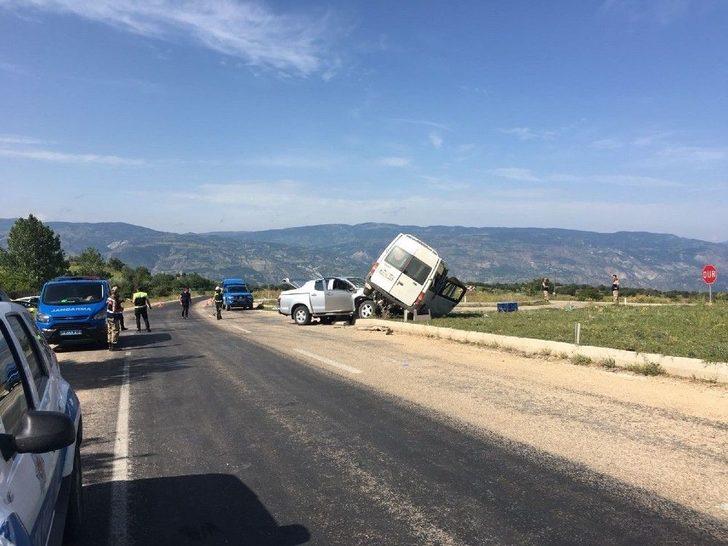 Sivas’ta Köy Minibüsü İle Pikap Çarpıştı: 1 Ölü, 8 Yaralı G3