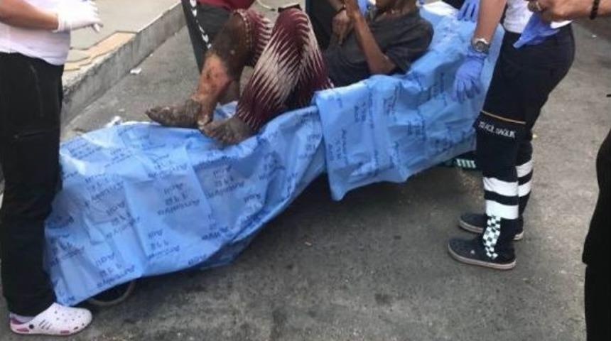 Antalya&rsquo;da Yaralı Dilenciye Zabıtadan Yardım Eli