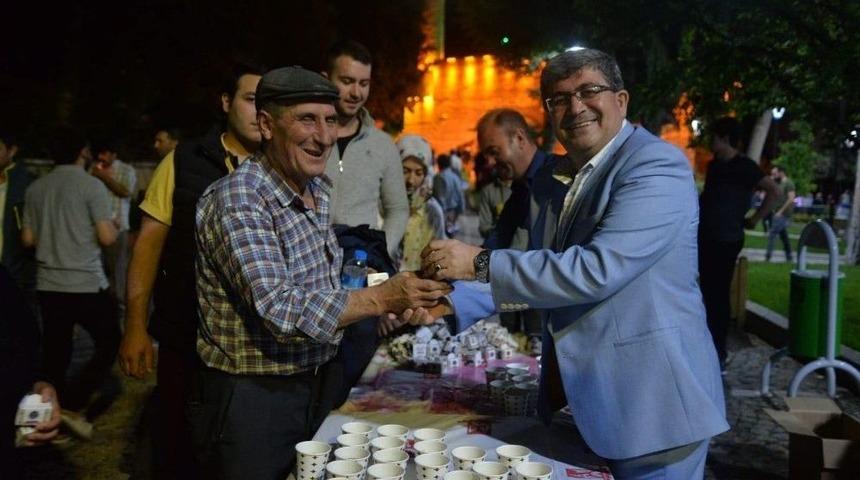 Başkan Can’dan Vatandaşlara Osmanlı Şerbeti Ve Lokum İkramı