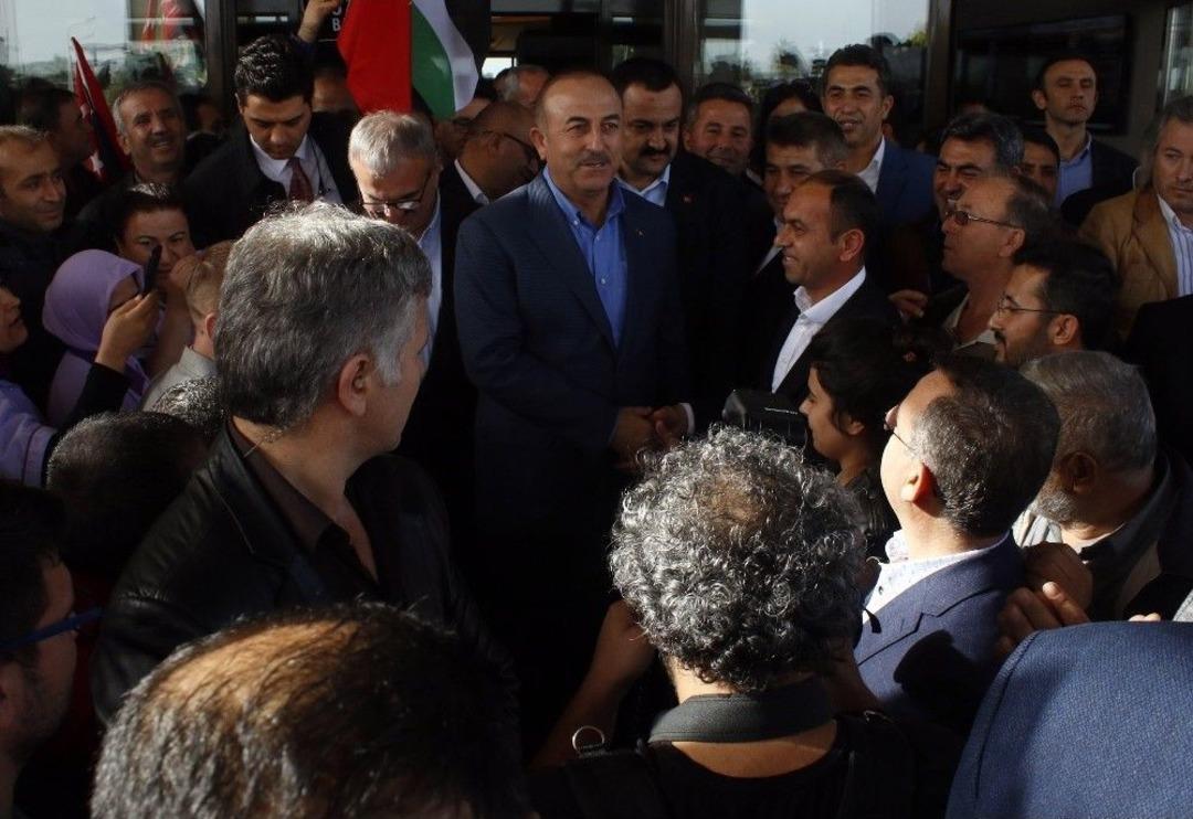 Bakan &Ccedil;avuşoğlu, Antalya&rsquo;da Kahraman Gibi Karşılandı
