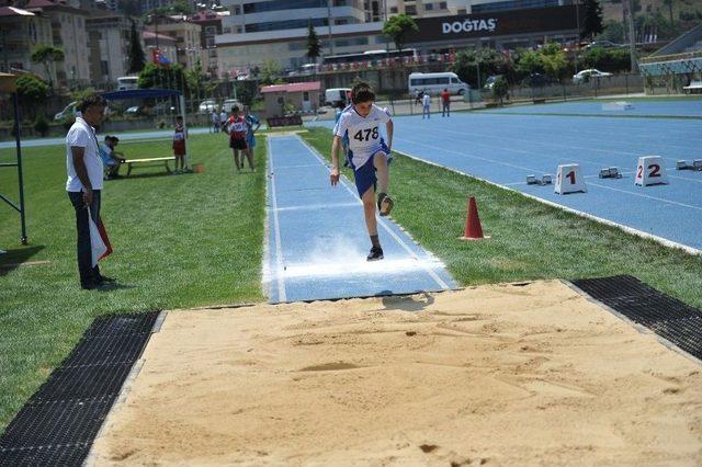 Trabzon’da Küçükler Atletizm Festivali Bölge Şampiyonası Yapıldı