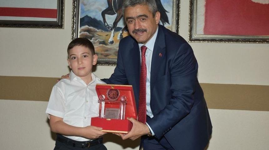 9 Yaşında 64 Kilo Pil Topladı, Plaketle &Ouml;d&uuml;llendirildi