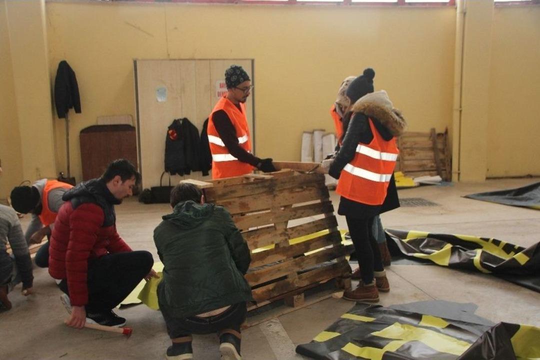 G&ouml;n&uuml;ll&uuml; &Uuml;niversite &Ouml;ğrencileri Sokak Hayvanları İ&ccedil;in Harekete Ge&ccedil;ti