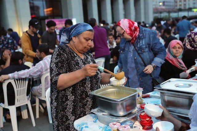 Zeytinburnu Sokaklarını Ramazan Bereketi Sardı