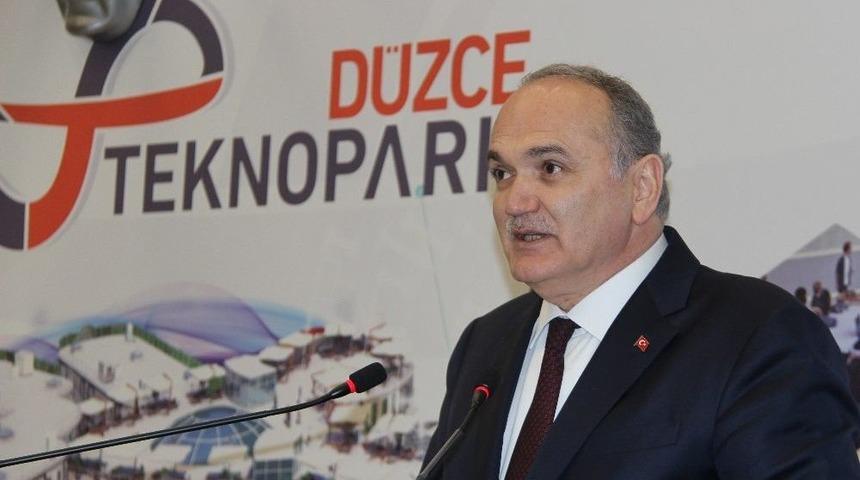 Bakan &Ouml;zl&uuml;, "t&uuml;rkiye, D&uuml;nya &Ccedil;apında B&uuml;y&uuml;me Rekoru Kırdı"