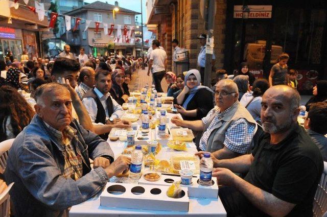 İzmit Belediyesi’nden Kuruçeşme’de 2 Bin Kişilik İftar