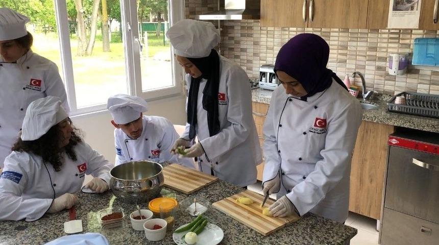 Cemil Meri&ccedil;&rsquo;te Aş&ccedil;ı Yardımcılığı Kursu Eğitime Başladı