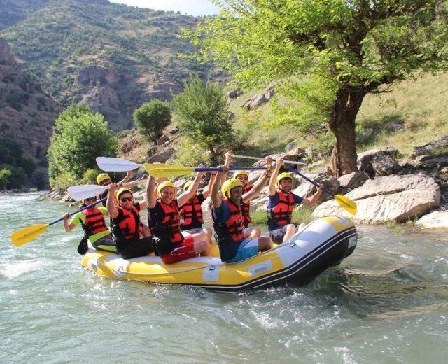 Kato Dağı Eteklerinde ‘petting’ Rafting Festivali