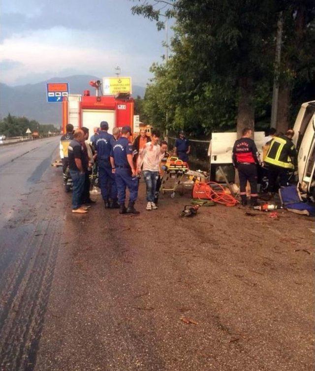 Manisa’da İşçileri Taşıyan Midibüs Devrildi: 20 Yaralı