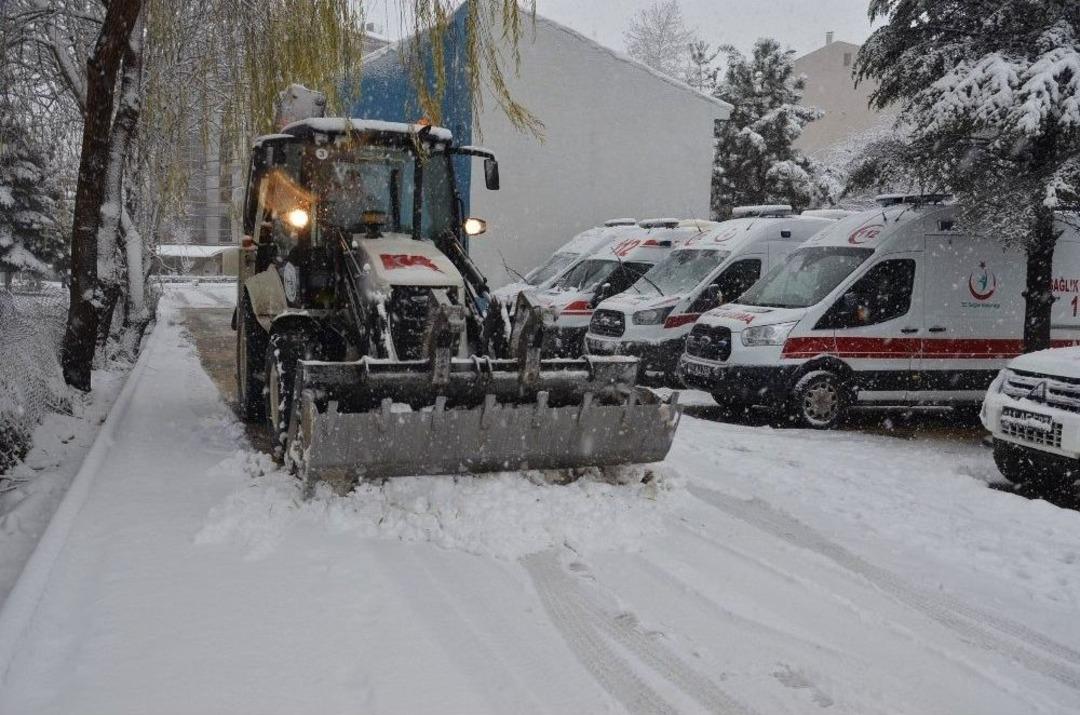 Boz&uuml;y&uuml;k Belediyesi Ekiplerinin Kar K&uuml;r&uuml;me Ve Tuzlama &Ccedil;alışmaları