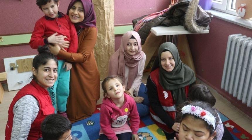 Gen&ccedil;ler G&ouml;rme Engelli Minikler İle Bir Araya Geldi