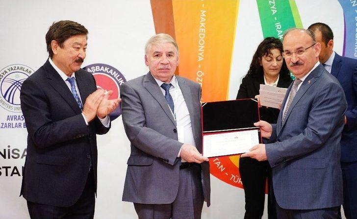 Tatar Şair İle Azerbaycanlı Yazar, Ödülünü Kastamonu’da Aldı G1