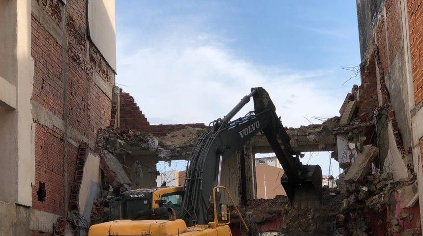 Yıkım Esnasında Bitişikteki Bina Zarar Gördü