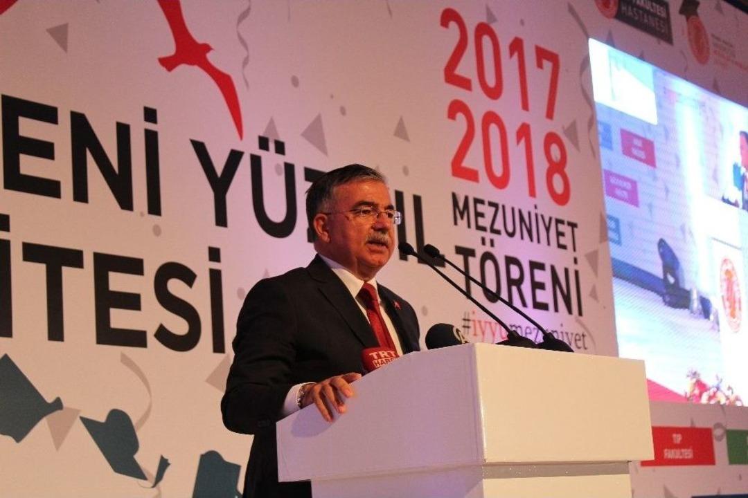 İstanbul Yeni Y&uuml;zyıl &Uuml;niversitesinde Mezuniyet Coşkusu