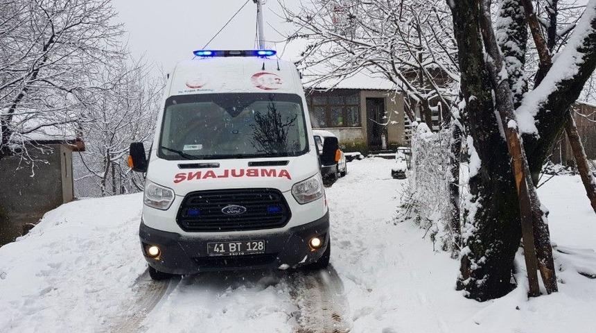 Kocaeli&rsquo;de Karda İlerleyemeyen Ambulansın Yardımına Belediye Ekipleri Yetişti