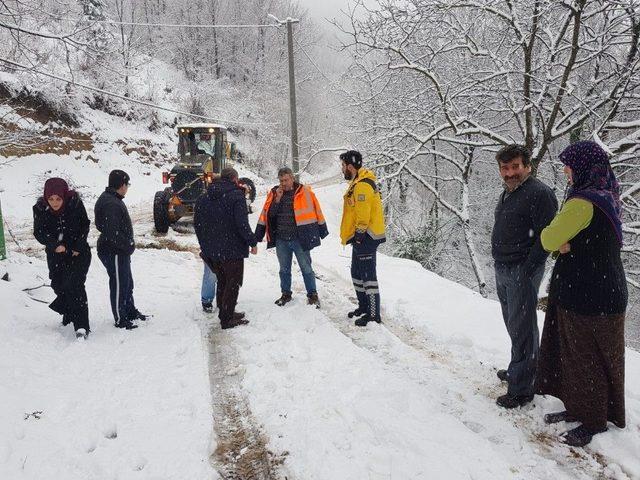 Kocaeli’de Karda İlerleyemeyen Ambulansın Yardımına Belediye Ekipleri Yetişti