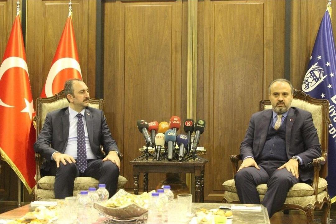 Bakan G&uuml;l&rsquo;e "adalet" Kılıcı