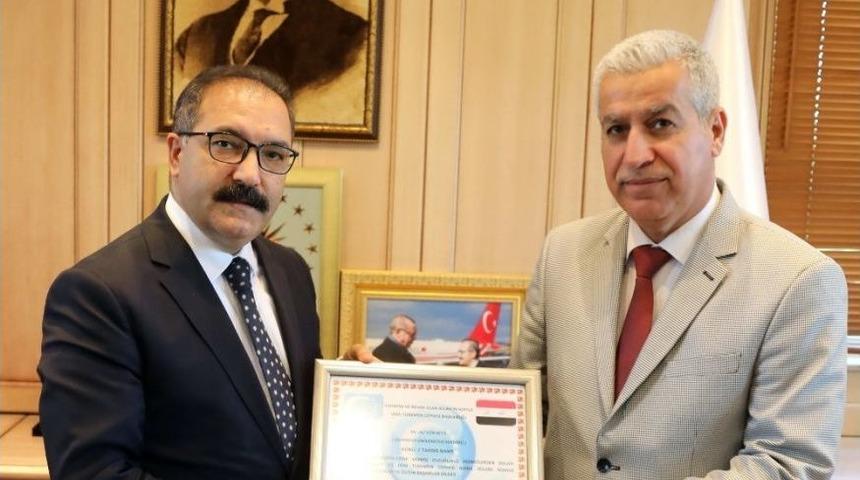Irak T&uuml;rkmen Cephesinden Ga&uuml;n Rekt&ouml;r&uuml; Prof. Dr. G&uuml;r&rsquo;e Takdirname