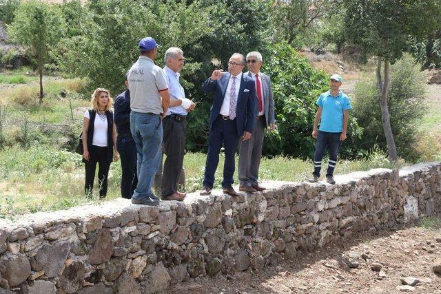 Mezarlıklardaki Çalışmalar Devam Ediyor