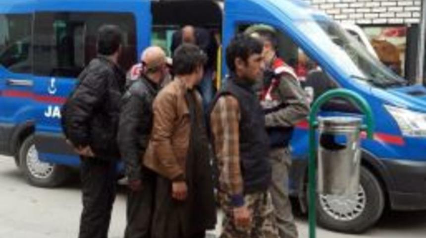 Mantar &Ccedil;iftliğinde 14 Ka&ccedil;ak G&ouml;&ccedil;men Yakalandı