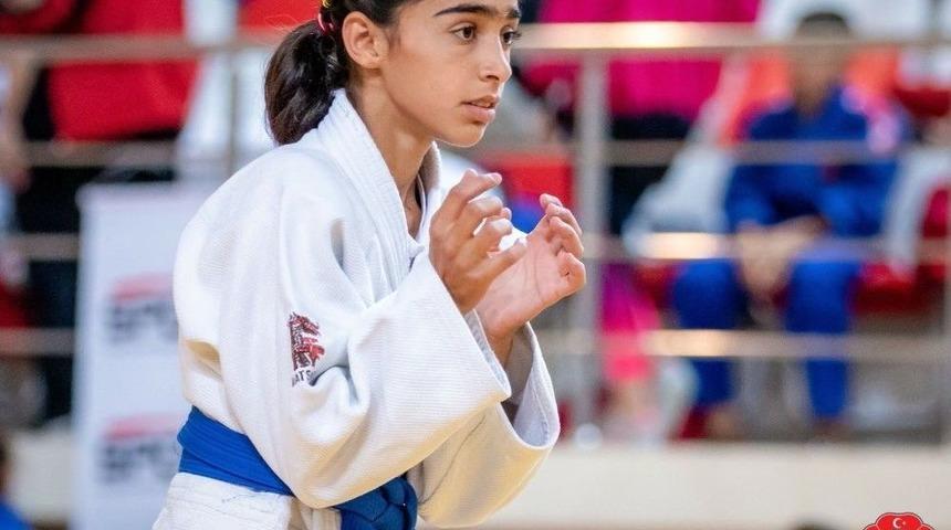 Aysun Ağdeve Yıldızlar T&uuml;rkiye Şampiyonu