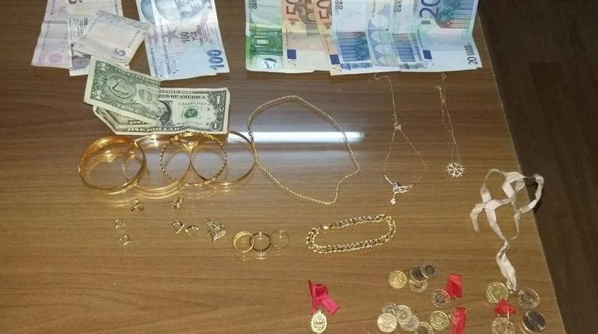 Evin Kızı Altınları Çalarak, Erkek Arkadaşına Verdi